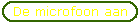 De microfoon aan