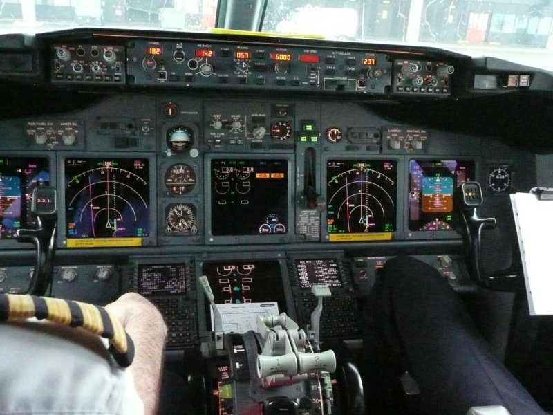 cockpit737.jpg